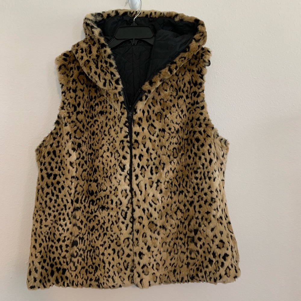 NWOT Reversible leopard/black vest w/ pockets